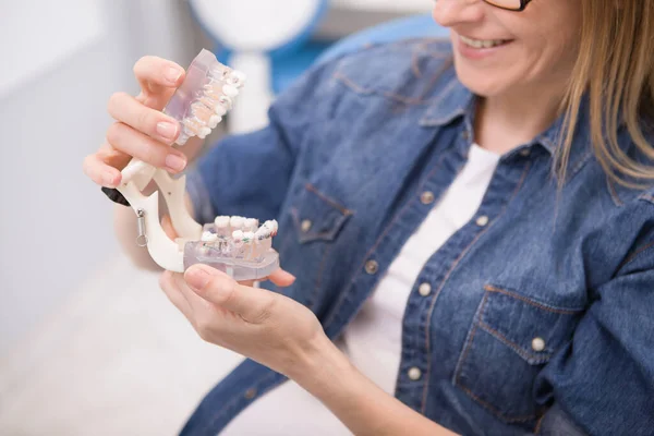 Gesneden Schot Van Een Vrouw Glimlachen Kijken Naar Kaak Model — Stockfoto