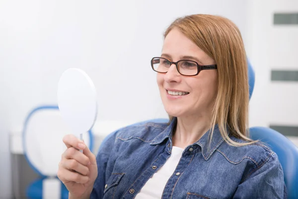 Mujer Madura Mirando Sus Dientes Espejo Clínica Dental — Foto de Stock