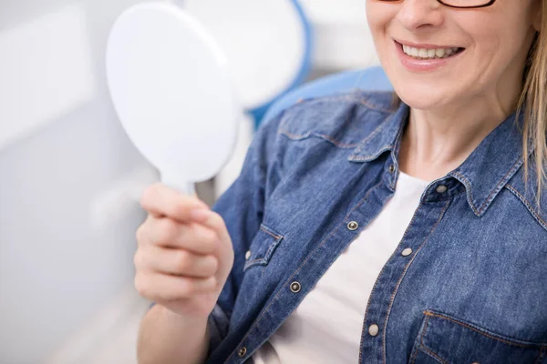 Gesneden Foto Van Een Vrouwelijke Patiënt Die Haar Tanden Spiegel — Stockfoto