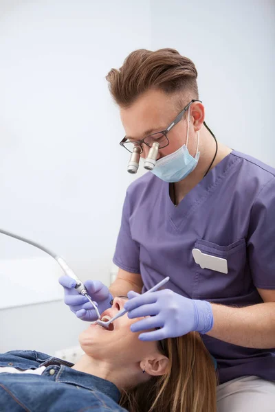 Tiro Vertical Dentista Profissional Examinando Dentes Paciente Sexo Feminino — Fotografia de Stock