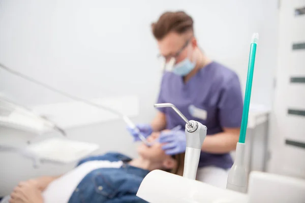 Selektywny Nacisk Sprzęt Stomatologiczny Męski Dentysta Pracujący Pacjentem Tle — Zdjęcie stockowe