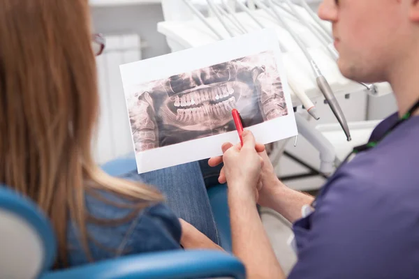 Zbliżył Się Dentysty Rozmawiał Swoim Pacjentem Prześwietleniu Zębów — Zdjęcie stockowe