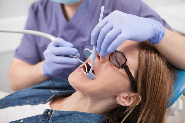 Nærbillede Kvindelig Patient Der Får Foretaget Tandbehandling Professionel Tandlæge - Stock-foto