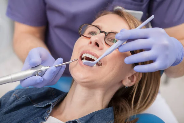 Zbliżenie Dojrzałej Kobiety Której Zęby Bada Dentysta — Zdjęcie stockowe