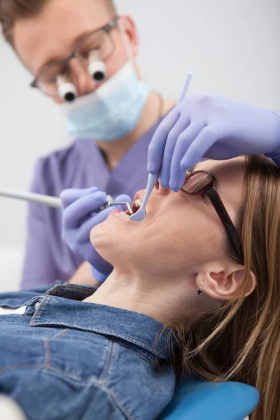 Vertikal Beskärs Närbild Kvinnlig Patient Som Har Tandläkarkontroll Tandvårdskliniken — Stockfoto