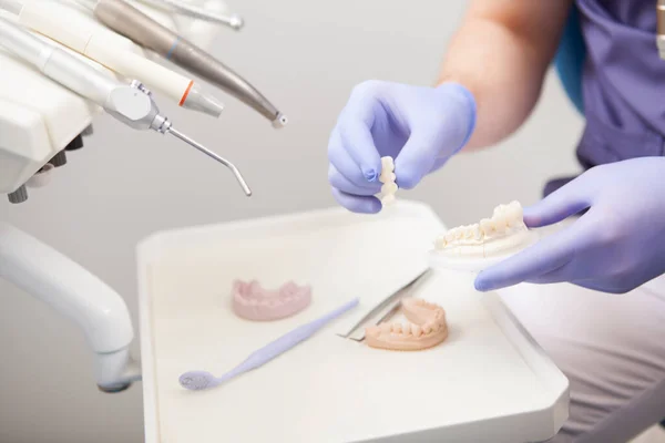 Ujęcie Dentysty Trzymającego Pleśń Dentystyczną Narzędzia Dentystyczne Tle — Zdjęcie stockowe