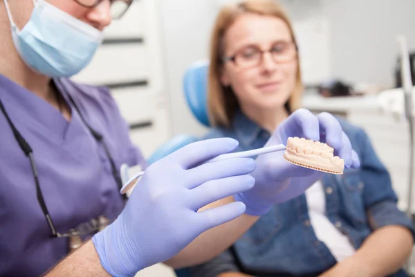 Dentystka Rozmawia Pacjentką Pokazuje Jej Formę Dentystyczną — Zdjęcie stockowe