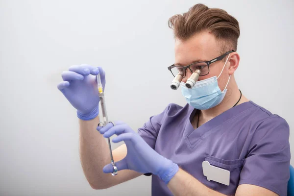 Mężczyzna Lekarz Noszący Okulary Mikroskopowe Przygotowujący Strzykawkę Wstrzyknięcia — Zdjęcie stockowe