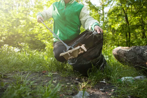 Unrecognizable Female Volunteer Picking Trash Forest — Stock Photo, Image