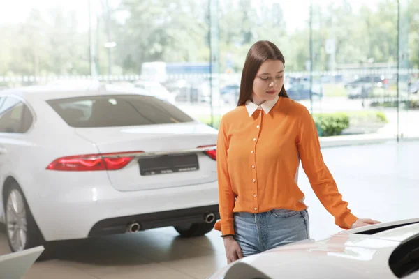 Νεαρή Γυναίκα Πελάτης Εξετάζει Αυτοκίνητα Προς Πώληση Στο Σαλόνι Αντιπροσωπείας — Φωτογραφία Αρχείου