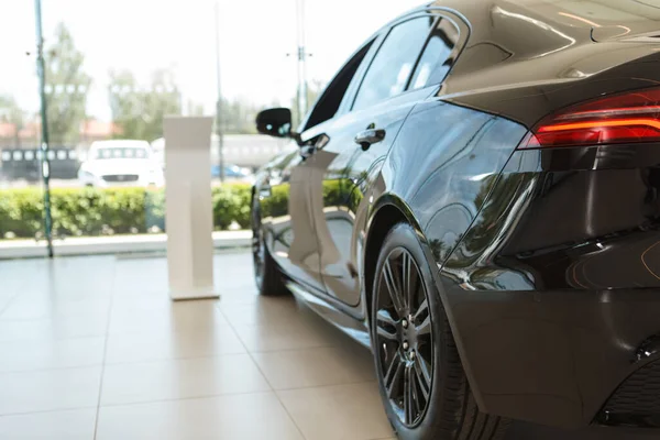 Gesneden Close Van Nieuwe Zwarte Luxe Auto Bij Dealer Salon — Stockfoto