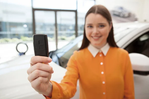 Araba Anahtarına Odaklan Mutlu Genç Kadın Arka Planda Yeni Arabasını — Stok fotoğraf
