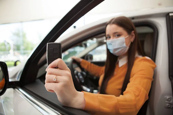 Enfoque Selectivo Llave Del Coche Mano Conductora Que Usa Mascarilla —  Fotos de Stock