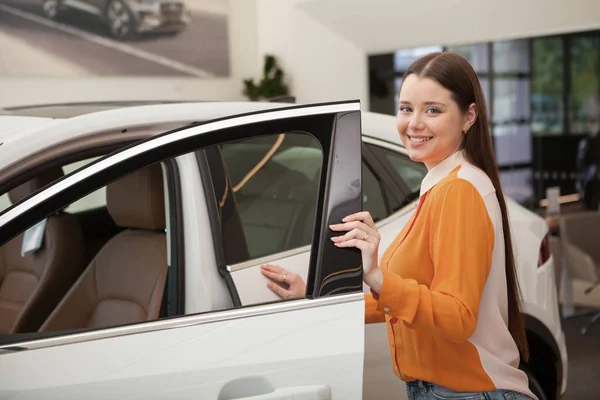 Preciosa Mujer Joven Feliz Comprando Coche Nuevo Concesionario Espacio Copia —  Fotos de Stock