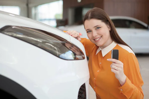 Hermosa Joven Mujer Mirando Emocionada Mostrando Llave Del Coche Nuevo — Foto de Stock