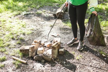 Ormanda çöp toplayıcısı olarak çöp toplayan tanınmamış bir gönüllü.