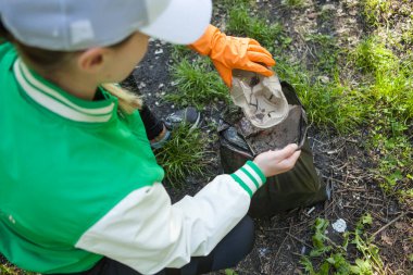 Ormanda çöp toplayan bir gönüllünün en iyi görüntüsü.