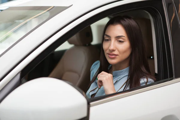 Close Uma Bela Mulher Motorista Sentado Carro — Fotografia de Stock