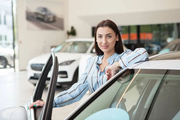 Joven Hermosa Mujer Sonriendo Cámara Mientras Elige Coche Para Comprar —  Fotos de Stock