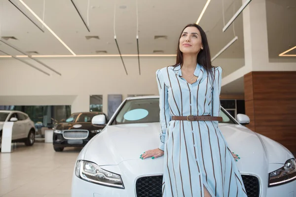 Femeie Frumoasă Fericită Care Sprijină Automobil Nou Dealer Auto Spațiu — Fotografie, imagine de stoc