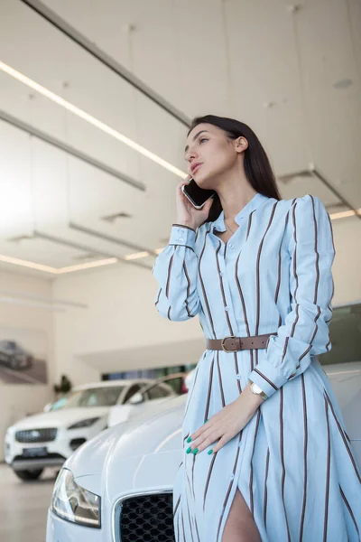 Retrato Vertical Una Mujer Elegante Hablando Teléfono Móvil Concesionaria Automóviles — Foto de Stock
