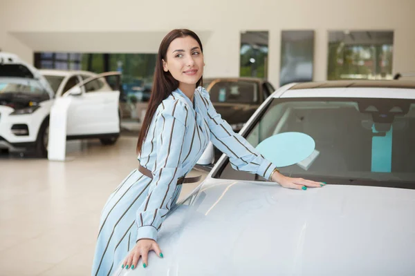 Mujer Hermosa Feliz Posando Con Nuevo Automóvil Concesionario Automóviles — Foto de Stock