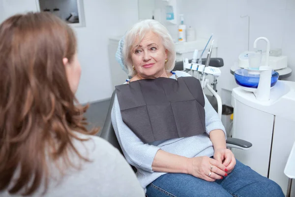 Urocza Seniorka Rozmawia Swoim Dentystą Badaniu Stomatologicznym — Zdjęcie stockowe