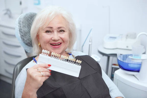 Urocza Starsza Kobieta Uśmiecha Się Kamery Wybiela Zęby Klinice Dentystycznej — Zdjęcie stockowe