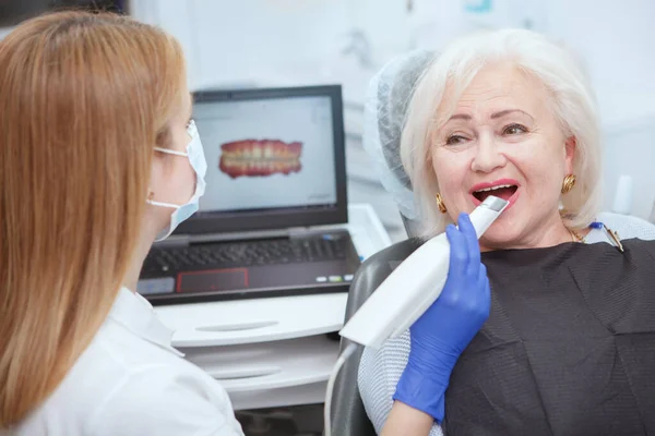 Mulher Idosa Recebendo Escaneamento Dental Por Seu Dentista — Fotografia de Stock