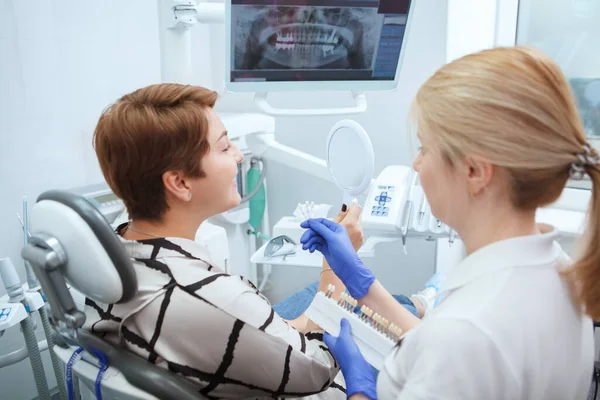 Widok Tyłu Zdjęcia Pacjentki Wybierającej Odcień Wybielania Zębów Swoim Dentystą — Zdjęcie stockowe