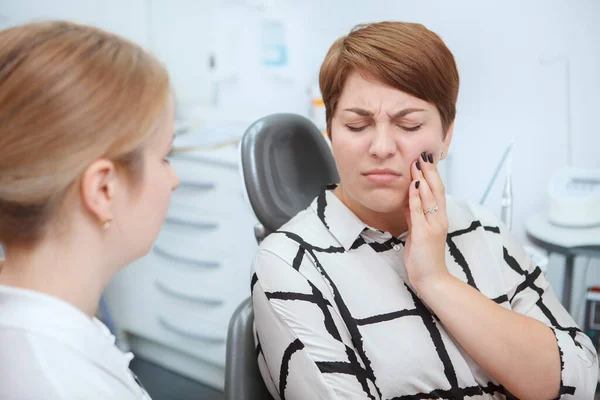 Paciente Feminina Com Dor Dente Com Consulta Odontológica — Fotografia de Stock