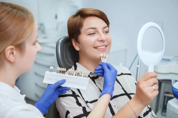 Dentista Ajudando Paciente Fêmea Pegar Dentes Branqueamento Sombra Gráfico — Fotografia de Stock