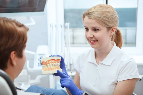 Młoda Dentystka Rozmawia Swoim Pacjentem Pracuje Klinice — Zdjęcie stockowe