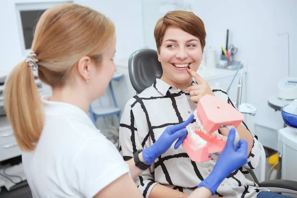 Jovem Alegre Conversando Com Seu Dentista Durante Consulta Médica — Fotografia de Stock