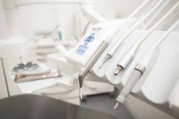 診療所の歯科用椅子の上の歯科用器具の閉鎖 スペースのコピー — ストック写真