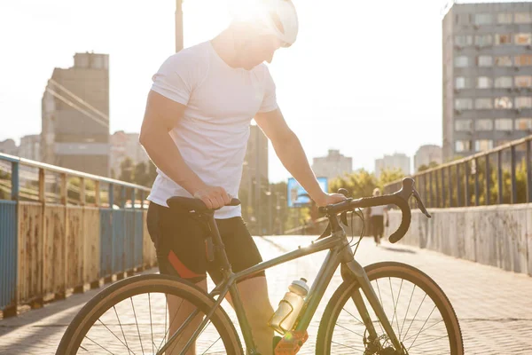 여름날 자전거를 옥외에서 자전거타는 사람의 — 스톡 사진