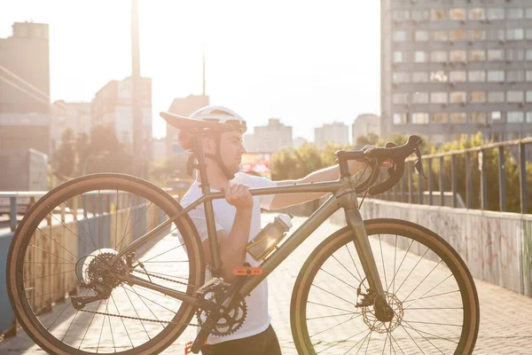 자전거를 도시를 자전거 여행자 — 스톡 사진