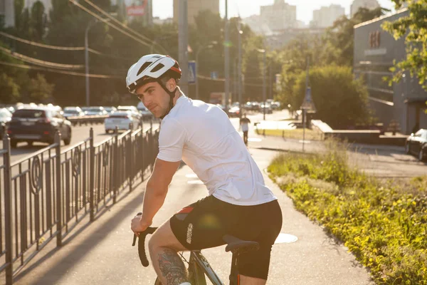 도시에서 자전거를 타면서 너머를 살피는 즐거움을 자전거타는 — 스톡 사진