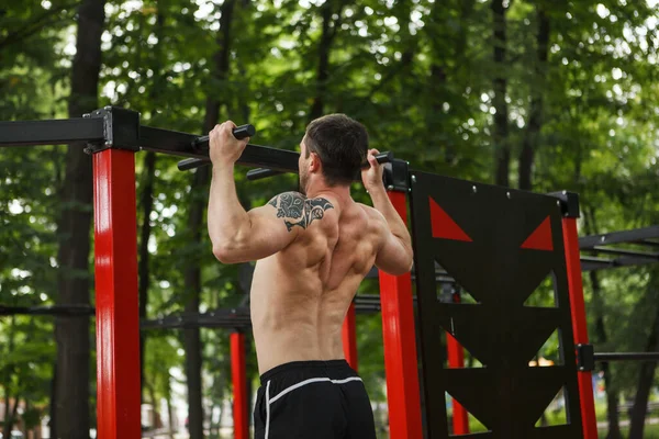 Atleta Masculino Musculoso Sin Camisa Con Torso Rasgado Haciendo Ull —  Fotos de Stock