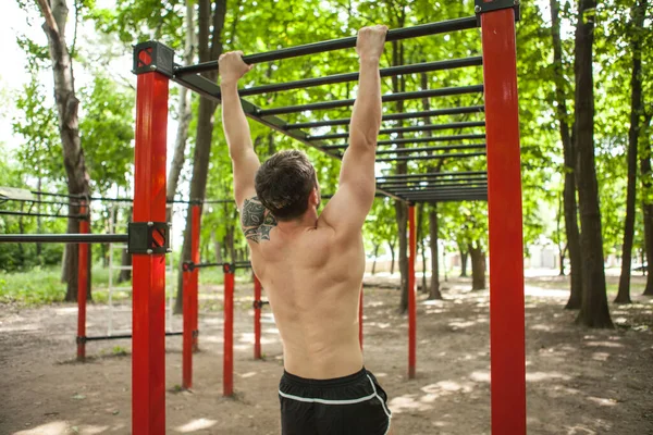 Rear View Shot Sportsman Exercising Calistenics Park Playground Outdoors — Stock Photo, Image