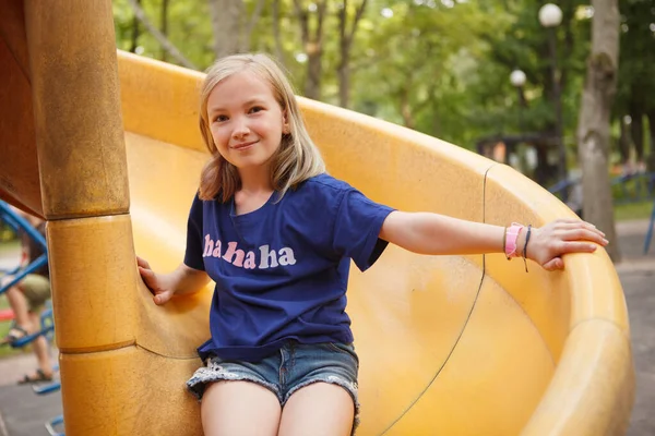 Menina Feliz Encantador Deslizando Slide Playground Sorrindo Para Câmera — Fotografia de Stock