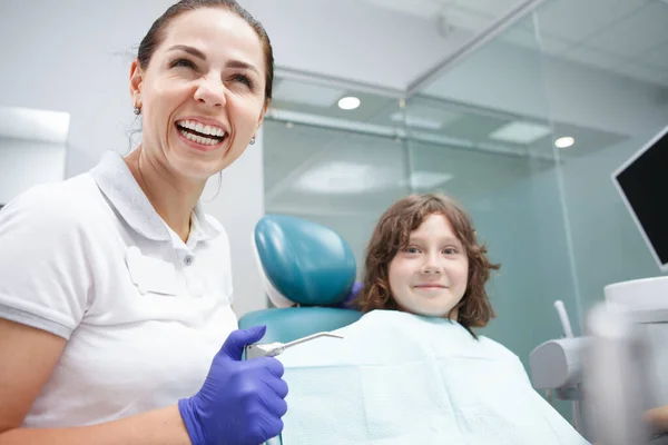 Щаслива Красива Жінка Стоматолог Сміється Під Час Роботи Пацієнтом Своїй — стокове фото