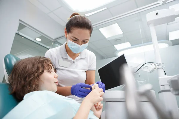 Niski Kąt Ujęcia Kobiety Dentysty Pracującej Pacjentem Dzieckiem Przestrzeń Kopiowania — Zdjęcie stockowe