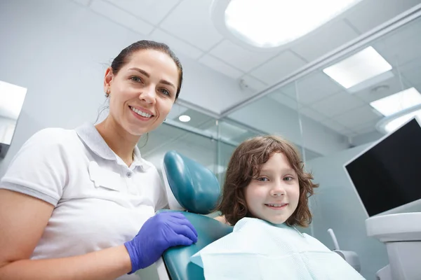 Piękna Dentystka Jej Młody Pacjent Uśmiechający Się Aparatu Badaniu Stomatologicznym — Zdjęcie stockowe
