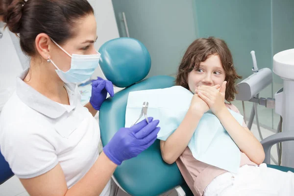 Przestraszony Chłopiec Odmawiający Otwarcia Ust Badania Dentystyczne Klinice — Zdjęcie stockowe