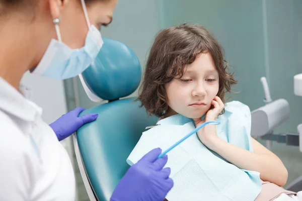 Uroczy Chłopiec Bólem Zęba Siedzący Krześle Dentystycznym Klinice — Zdjęcie stockowe