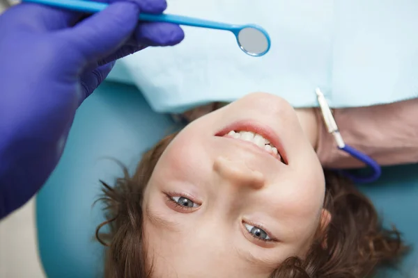 Zbliżenie Szczęśliwego Chłopca Uśmiechniętego Podczas Badania Stomatologicznego — Zdjęcie stockowe