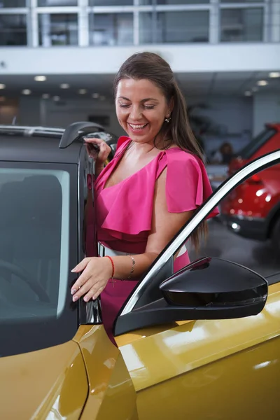 Vertical Portrait Cheerful Beautiful Woman Looking Her New Car Dealership — Foto de Stock