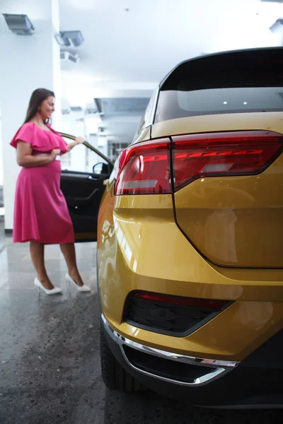 Selective Focus Car Female Customer Choosing Auto Buy Dealership Background — Foto de Stock