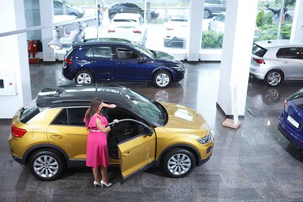 Top View Shot Size Woman Choosing New Car Buy Auto — Foto de Stock